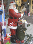 908021 Afbeelding van een lezende kerstman-pop in de etalage van Kantoorvakhandel MADO (Oudegracht 119) te Utrecht.